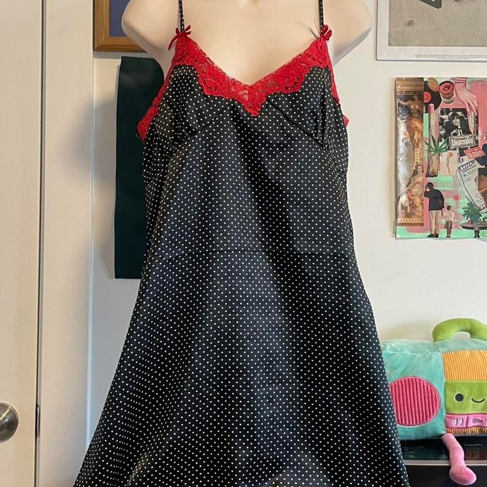 Black red polka dot